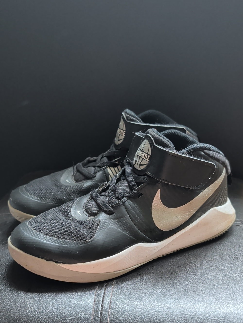 Nike Youth Size 3 Team Hustle D9 PS Black Metallic Silver Basketball Sneakers